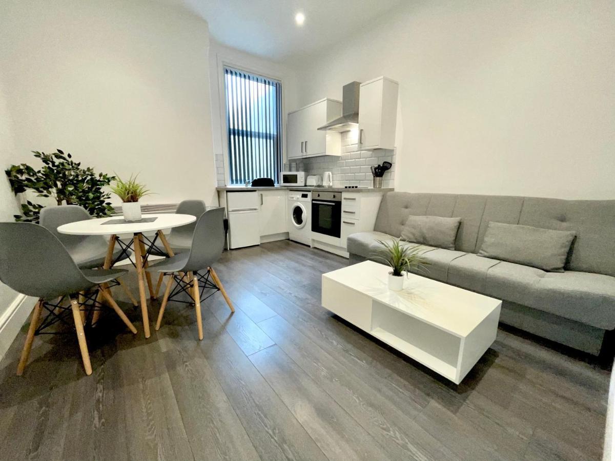 อัลเบิร์ต ลักชัวรี ฮอตทับ แอนด์ จากุซซี่ อพาร์ตเมนต์ Apartment แบล็คพูล ภายนอก รูปภาพ