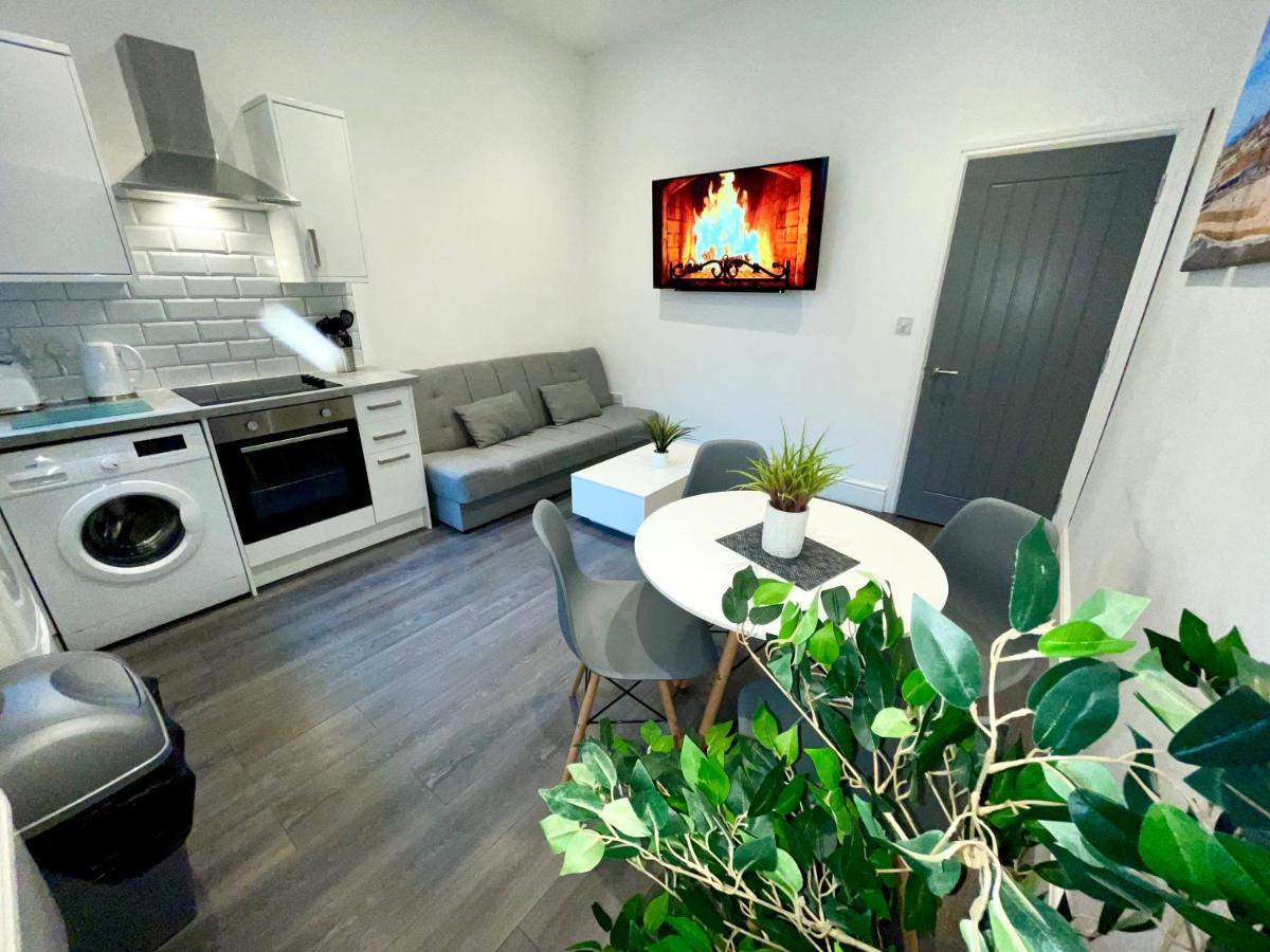 อัลเบิร์ต ลักชัวรี ฮอตทับ แอนด์ จากุซซี่ อพาร์ตเมนต์ Apartment แบล็คพูล ภายนอก รูปภาพ