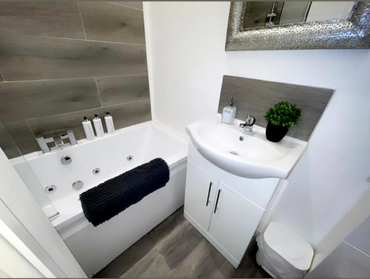 อัลเบิร์ต ลักชัวรี ฮอตทับ แอนด์ จากุซซี่ อพาร์ตเมนต์ Apartment แบล็คพูล ภายนอก รูปภาพ