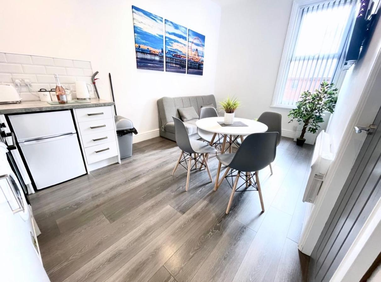 อัลเบิร์ต ลักชัวรี ฮอตทับ แอนด์ จากุซซี่ อพาร์ตเมนต์ Apartment แบล็คพูล ภายนอก รูปภาพ